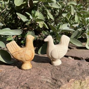 Das Bild zeigt zwei aus Ton getöpferte Hühner nach römischem Vorbild.