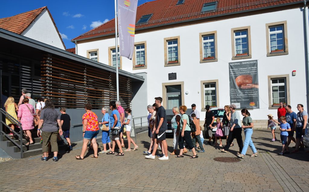Die Besucher strömen nach der gemeinsamen Präsentation ins Museum. Es sind ungefähr 90 Gäste da, die die Ausstellung der Kinder sehen möchten.