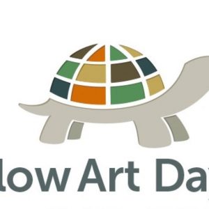 Das Logo des Slow Art Day Zeigt eine Schildkröte mit buntem Panzer, dessen Farbfelder an eine Weltkugel mit Meridianen erinnern.