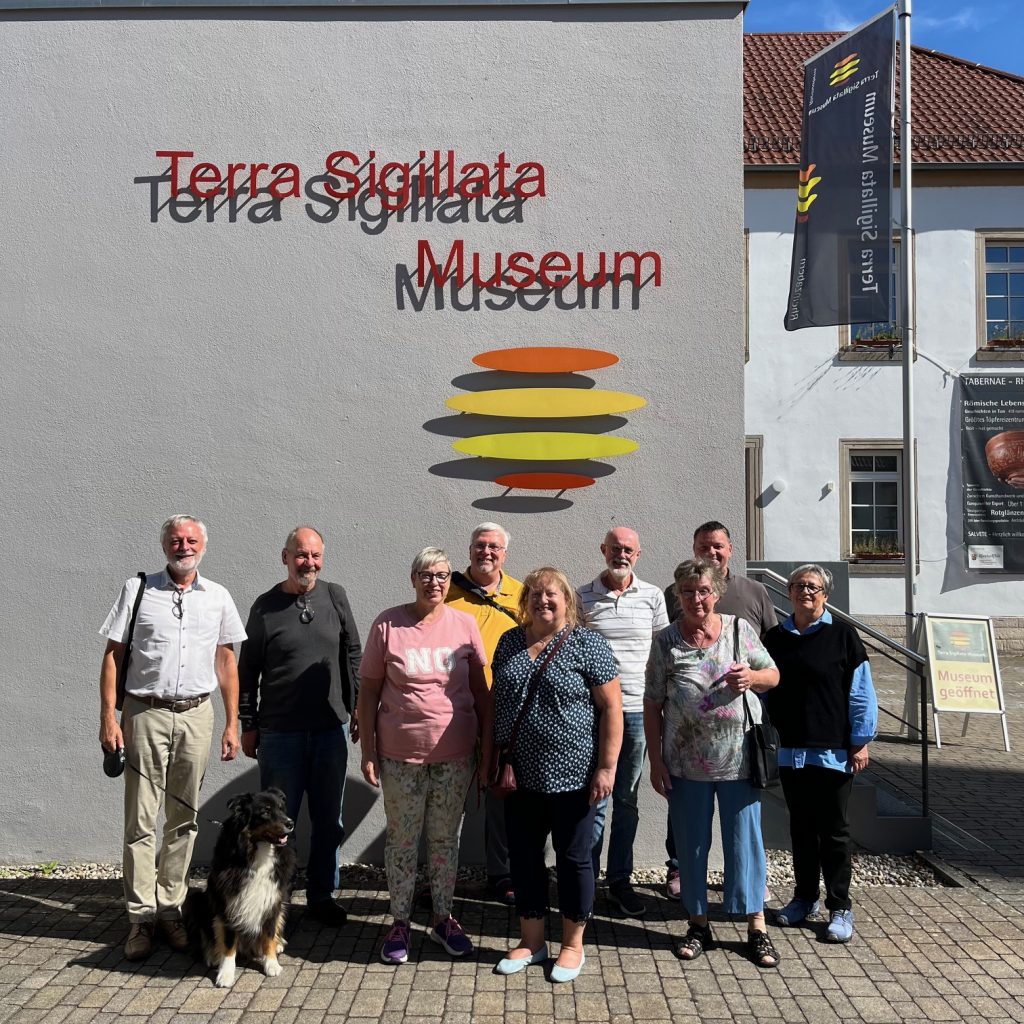 Remchingen eine Gruppe von Personen steht vor dem Terra-Sigillata-Museum und lacht in die Kamera.