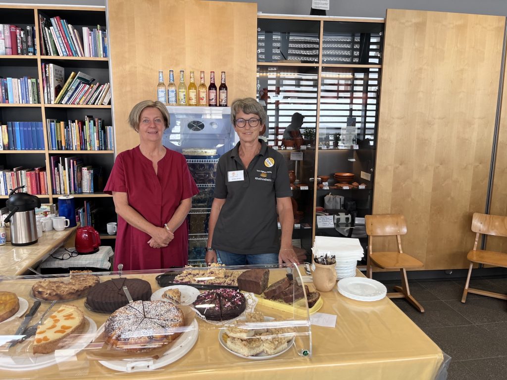 Kuchentheke zwei lächende Frauen stehen hinter einer Kuchentheke
